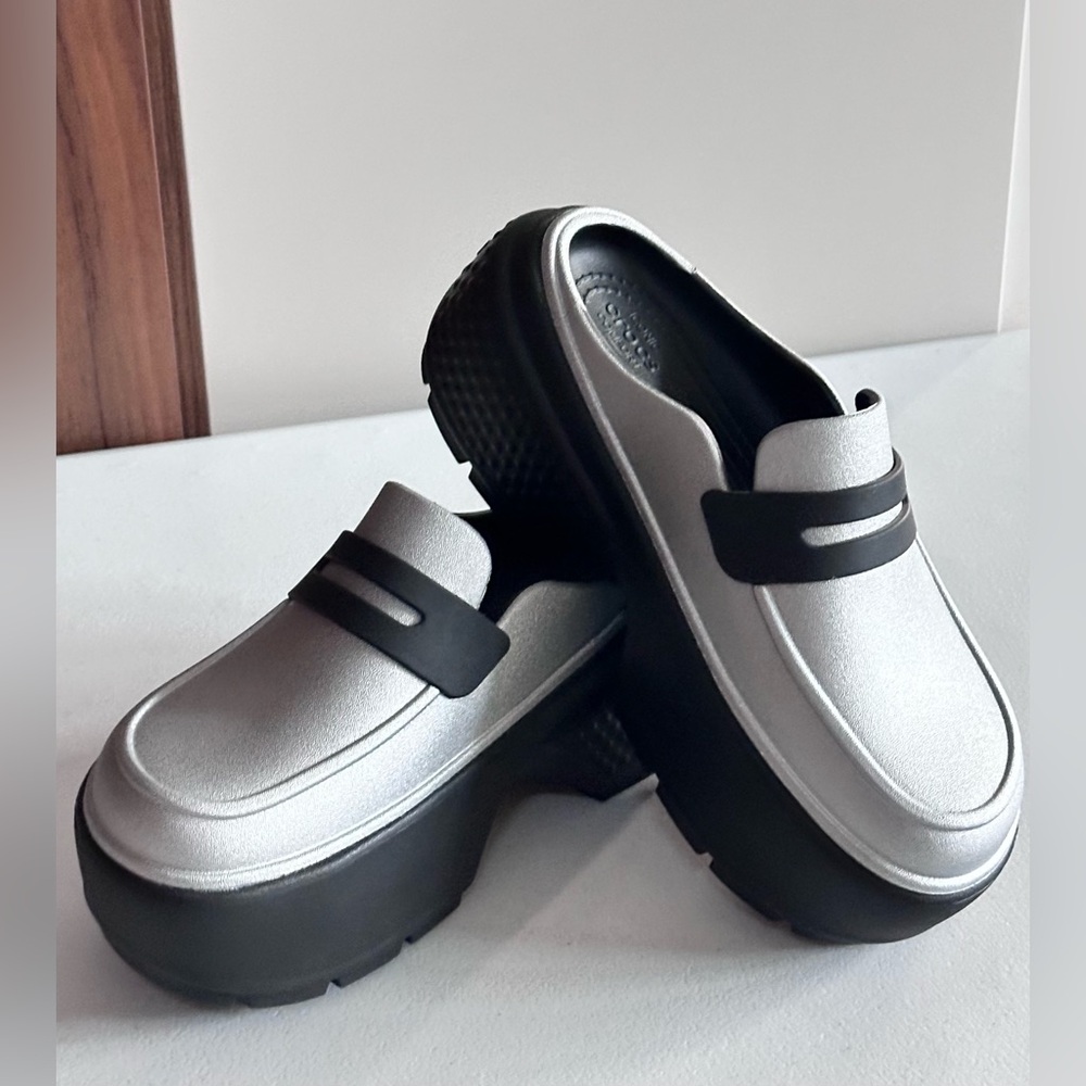 NWOT. CROCS Women's Silver and Black Mules Size 6